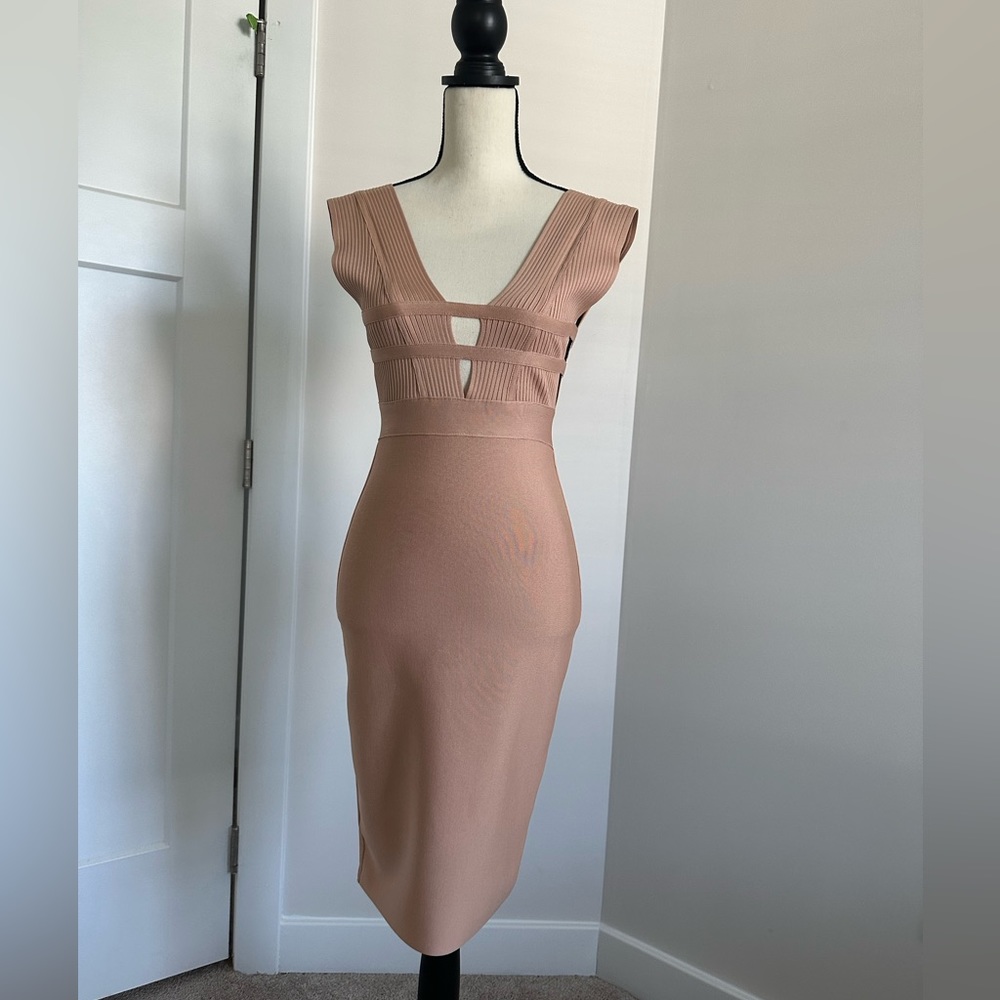Bella Barnett Body con Party/Cocktail Dress !! Perfect nude color.